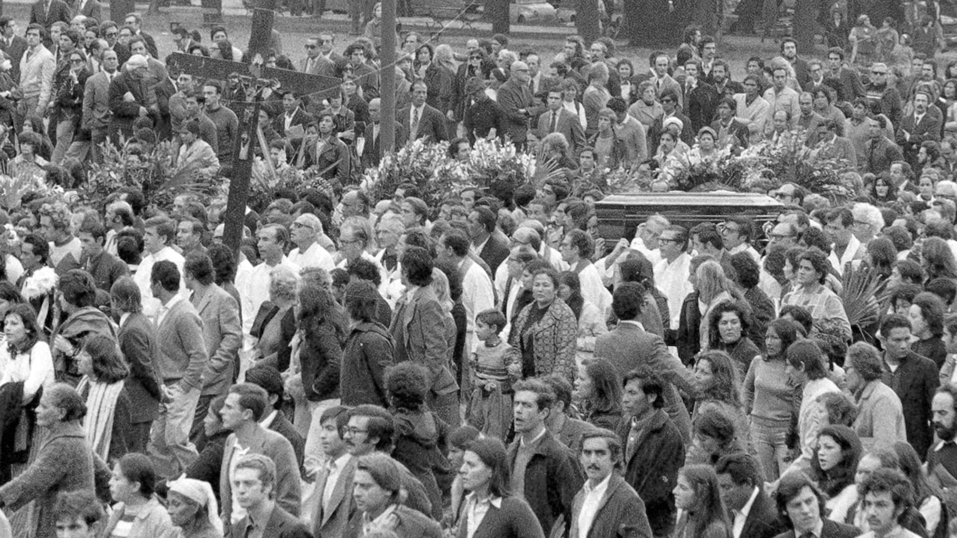 Los restos del padre Mugica llegan a Recoleta el 13 de mayo de 1974