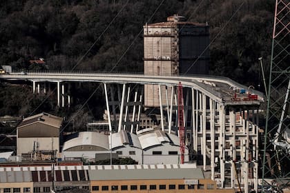 Los restos del polémico Puente Morandi que atravesaba Génova hasta el colapso del año pasado
