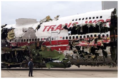 Los restos del vuelo 800 de Trans World Airlines (TWA) en Nueva York cayeron a las aguas del Océano Atlántico el 17 de julio de 1996.