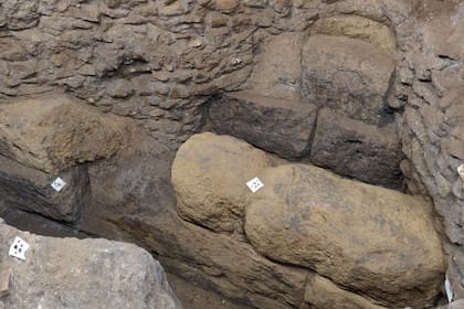Los restos hallados consisten en una estructura de contención relacionada con una de las grandes reformas de la muralla defensiva de Roma en el siglo IV a.C.