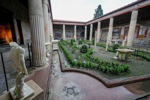 Los restos recientemente restaurados de una opulenta casa de Pompeya que probablemente perteneció a dos antiguos esclavos