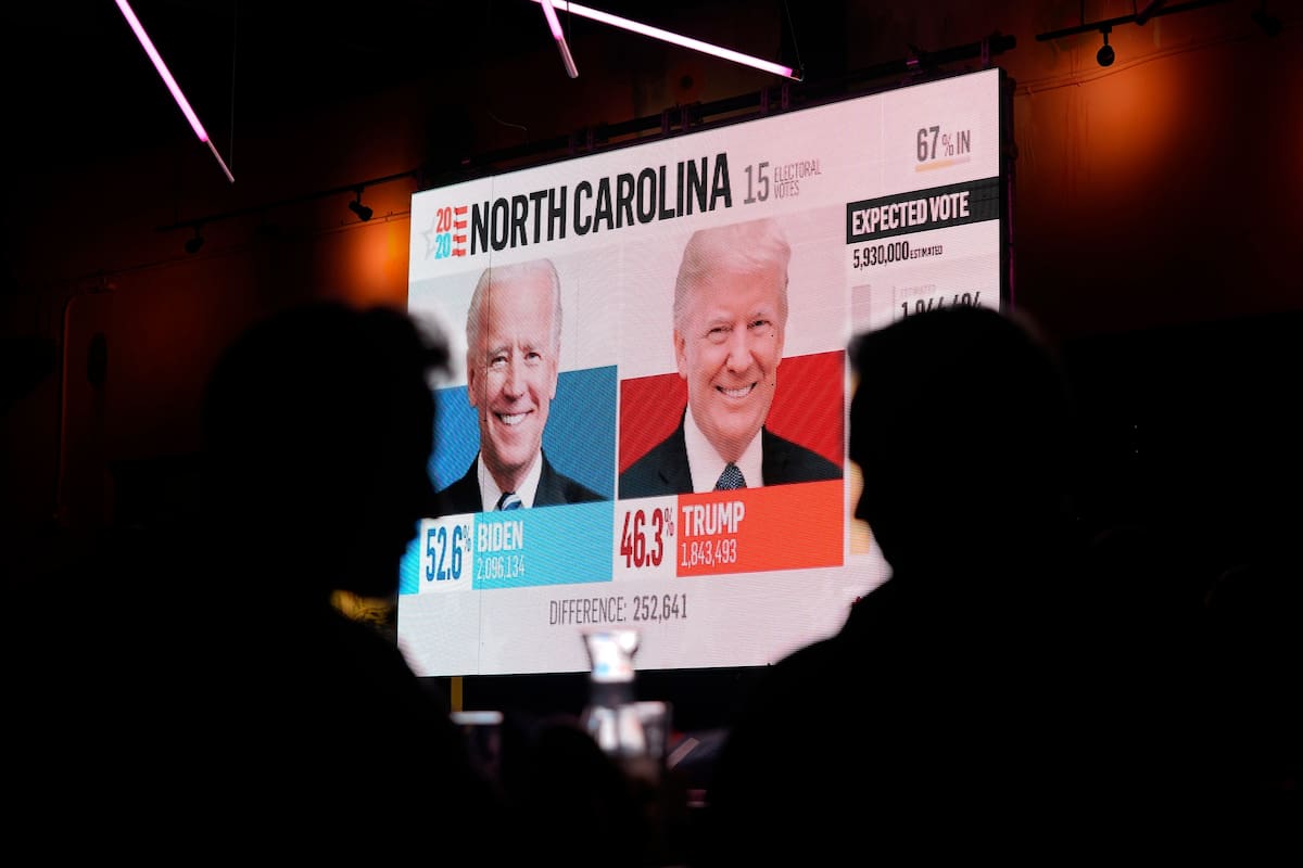 Los resultados parciales de las elecciones en la pantalla de un restaurante en Miami