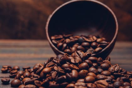 Los resultados también apuntan a que la cafeína, pese a ser uno de los componentes más conocidos del café, no sería la principal responsable de los efectos estudiados