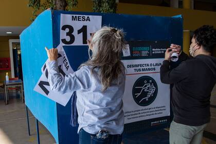 Los retoques finales en un centro de votación montado en la escuela República de Siria de la capital chilena
