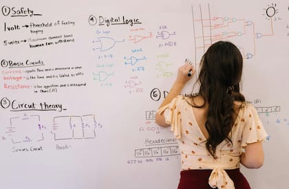 Los retos matemáticos buscan estimular el pensamiento crítico y la creatividad al aplicar conceptos de manera ingeniosa (imagen ilustrativa)