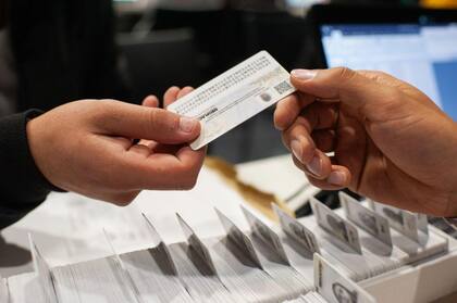 Los retrasos en la entrega de plásticos han ocasionado demoras y dolores de cabeza para muchos extranjeros en Colombia, quienes necesitan la cédula para acceder a servicios básicos del país.