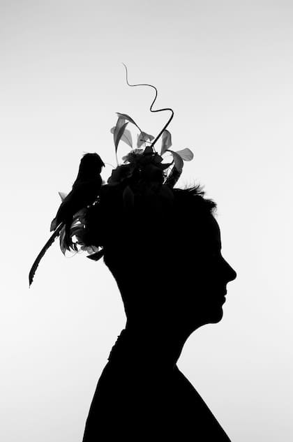 Los retratos en blanco y negro iluminados a contraluz por Rosana Schoijett evocan siluetas victorianas recortadas a mano