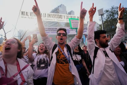 Los reveses legislativos se produjeron en una semana complicada para la gestión