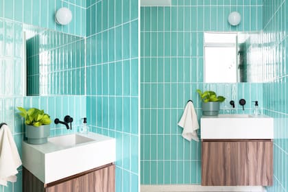 Los revestimientos de color turquesa (Acuarela) distinguen al toilette de la planta baja. Maceta con potus limón (Ciudad Naturaleza). Aplique (Nuvo Iluminación). Bacha (Itati Marmolería). Mueble (Zonda).
