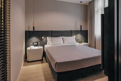 Los revestimientos de pared, que incluyen papeles importados, se eligieron estética, contribución acústica y facilidad de mantenimiento, para que se sienta que la habitación está siempre a estrenar.