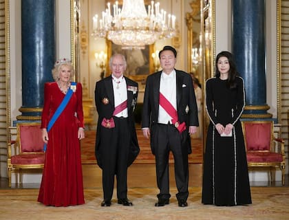Los reyes Camilla y Carlos, el presidente de Corea del Sur, Yoon Suk-yeol, y la primera dama kim Keon-hee. La monarca llevó la tiara birmana de rubíes.
