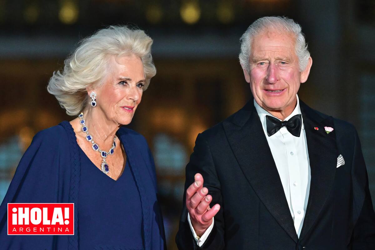 Los reyes Carlos y Camilla llegan al banquete en Versalles. Ella se puso el collar, la pulsera y los pendientes de zafiro que Jorge VI le regaló a su hija, la recordada Isabel II, con motivo de su boda.
