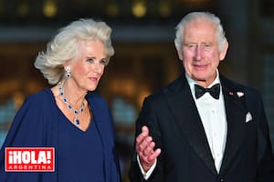 Los reyes Carlos y Camilla llegan al banquete en Versalles. Ella se puso el collar, la pulsera y los pendientes de zafiro que Jorge VI le regaló a su hija, la recordada Isabel II, con motivo de su boda.