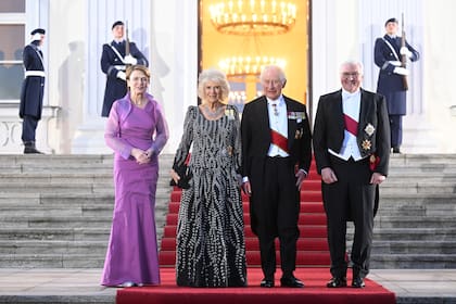 Los Reyes con el presidente Frank-Walter Steinmeier y su mujer, Elke Büdenbender, en el Palacio de Bellevue, en Berlín, antes de entrar al banquete de gala con que los agasajaron.