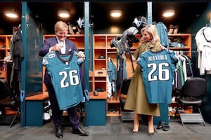 Los reyes con la camiseta del equipo de fútbol americano Philadelphia Eagles