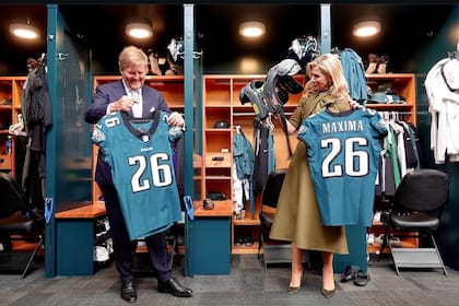 Los reyes con la camiseta del equipo de fútbol americano Philadelphia Eagles