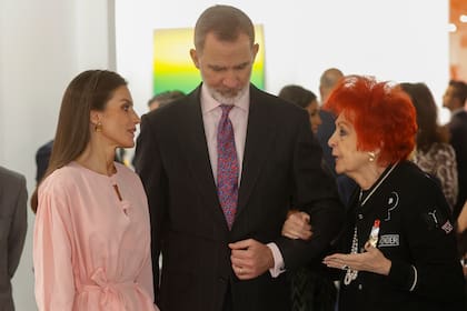 Los reyes conversan con la galerista y fundadora de la feria Arco, Juana de Aizpuru, durante su visita inaugural de esta mañana en el predio de Ifema