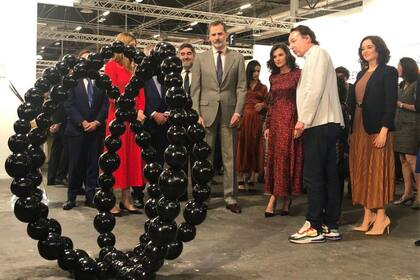 Los reyes de España en el stand de Perrotin, frente a la obra de Jean Michel-Othoniel, durante la inauguración de ARCO el año pasado