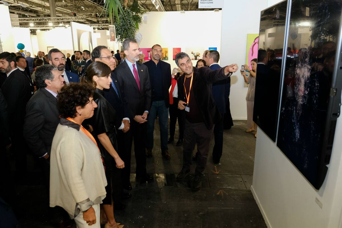 Los reyes de España frente a la obra de Mariano Sardón, con el artista y Orly Benzacar