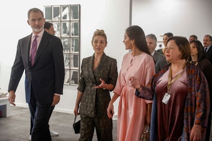Los reyes de España, junto a la entonces primera dama argentina, Fabiola Andrea Yañez, y la directora de ARCO, Maribel López, durante su visita a la Feria Internacional de Arte Contemporáneo ARCO 2023