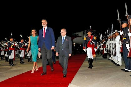 Los reyes de España llegaron al país y debieron esperar casi una hora para bajar del avión porque no había escalera