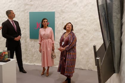 Los reyes de España recorrieron la feria junto a la directora de ARCO, Maribel López
