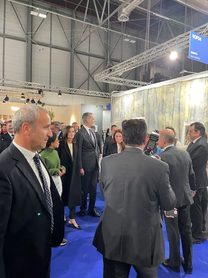 Los reyes de España segundos antes de llegar a la galería Remota, donde esperaba Leonardo Cifelli