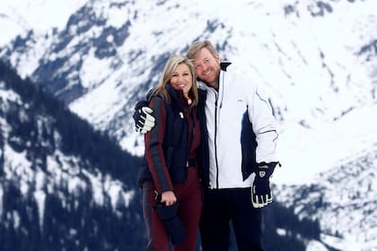 Máxima con el pelo suelto y el rey con la barba crecida
