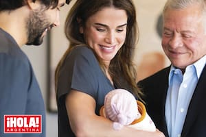 Los Reyes de Jordania, acompañados por su yerno, miran encantados a Amina, "la nueva bendición de la familia", según las palabras de la feliz abuela.