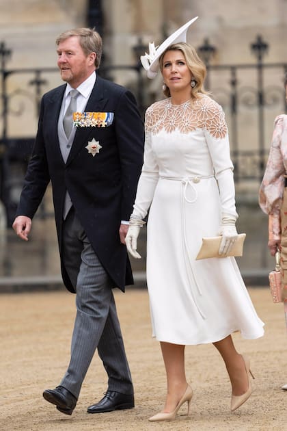 Los reyes de los Países Bajos, Guillermo y Máxima. La Reina llevó una creación de Jan Taminiau, uno de sus diseñadores preferidos. Lo accesorizó con clutch, de VBH, modelo Manila Stretch ystilettos Gianvitto Rossi, modelo 105.