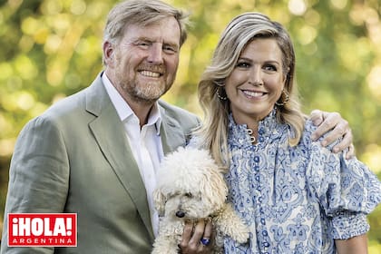 Los reyes de los Países Bajos junto a su perro Mambo.