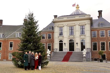 Los reyes de los Países Bajos y sus hijas realizaron una sesión de fotos navideña en el Palacio Huis ten Bosch (Foto: Instagram @koninklijkhuis)