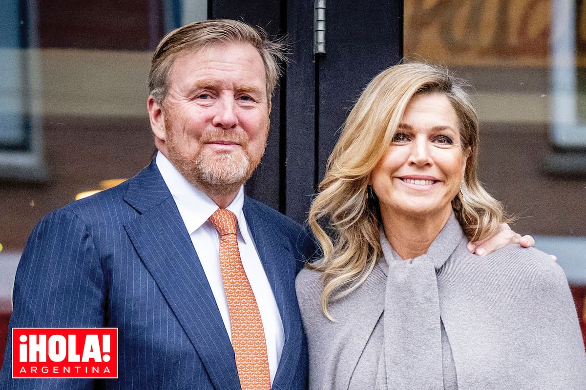 Los reyes de Países Bajos sonrientes en el día de su aniversario