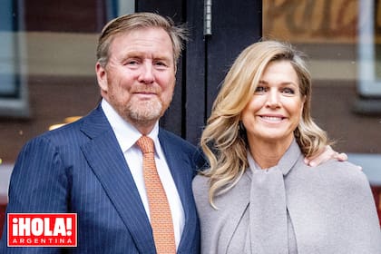 Los reyes de Países Bajos sonrientes en el día de su aniversario