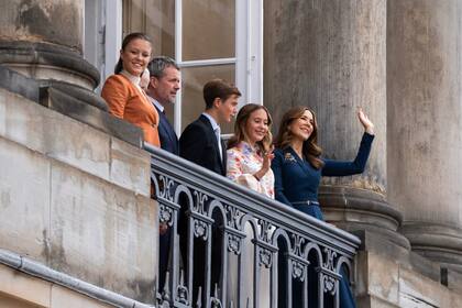 Los reyes Federico y Mary con tres de sus hijos.