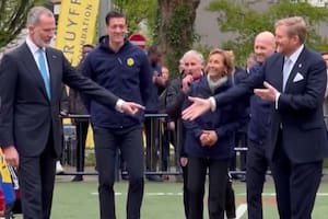 Los reyes Felipe VI y Guillermo Alejandro inauguraron un partido de fútbol que comenzó con el pie izquierdo (Foto: Captura de video / Instagram @koninklijkhuis)