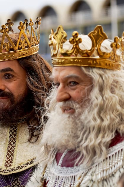 Los Reyes Magos saludan a los niños en Valencia.