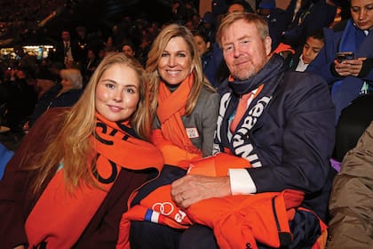 Los reyes Máxima y
Guillermo Alejandro
de los Países Bajos
junto a la princesa
Amalia alentaron a su delegación olímpica durante la ceremonia de apertura en el estadio San Siro, Milán