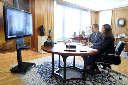 Los reyes organizan las responsabilidades de la casa real a través de videoconferencias.