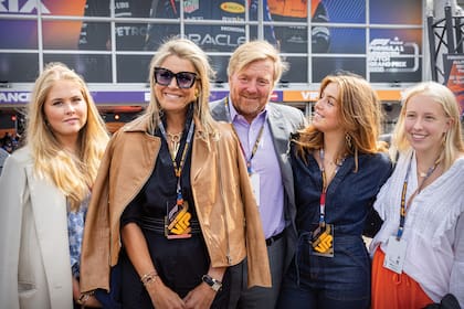 Los Reyes rodeados por sus hijas mayores, la princesa Amalia y la princesa Alexia. Al gran evento se sumó una invitada más que especial: la condesa Luana, hija del recordado príncipe Friso, hermano de Guillermo Alejandro.