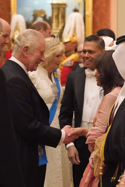 Los Reyes saludando a sus invitados.