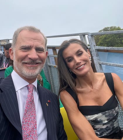 Los reyes se encargaron de compartir su previa de la Ceremonia de Apertura en las redes oficiales de la Casa Real. Como muchos invitados VIP, llegaron trasladados en botes por el río Sena