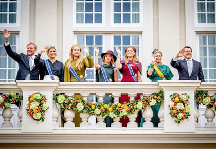 Los reyes, sus tres hijas, la princesa Laurentien y el príncipe Constantijn saludaron desde el balcón del Palacio Noordeinde (Foto: Instagram @koninklijkhuis)