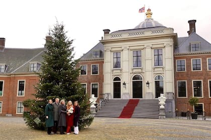 Los Reyes y sus hijas posan delante del abeto que está decorado especialmente para la Navidad. Tiene nueve metros de altura y se ilumina gracias a cuatrocientas luces LED.