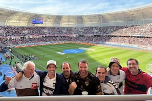 Los Richards y Platense, una historia de pasión familiar por el Calamar. Hijos y nietos de John Michael, Paul, Peter y Diego en la tribuna del Madre de Ciudades, en Santiago del Estero