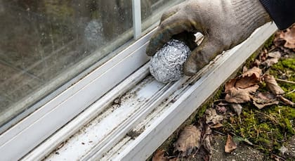 Los rieles de metal acumulan partículas de polvo y humedad que dificultan el cierre total de la ventana