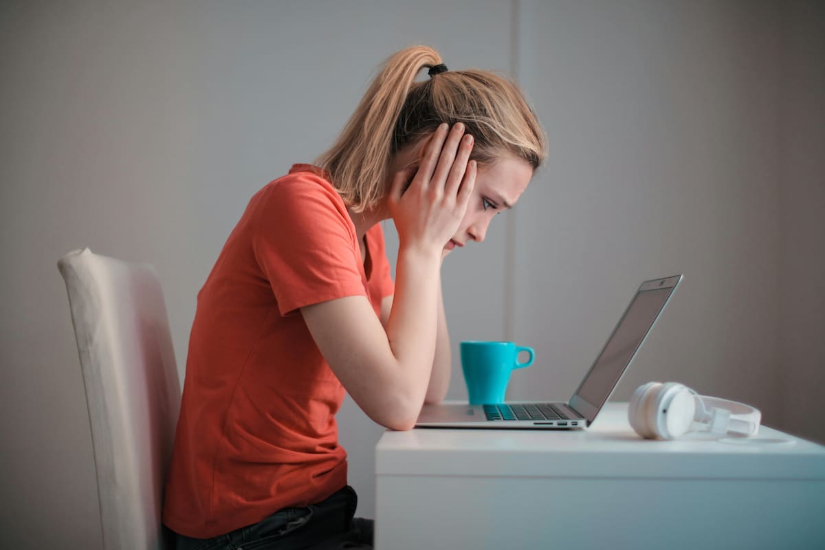 Los riesgos de permanecer sentado muchas horas al día (Imagen ilustrativa)