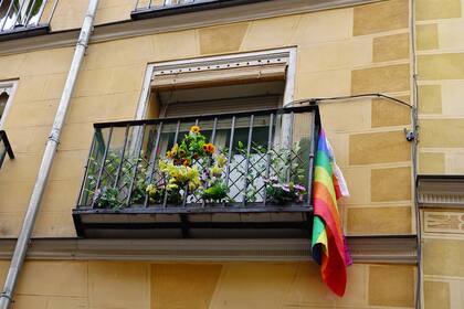 Los rincones de Chueca siguen levantando la bandera del orgullo, pero la vibra cambió en los últimos años