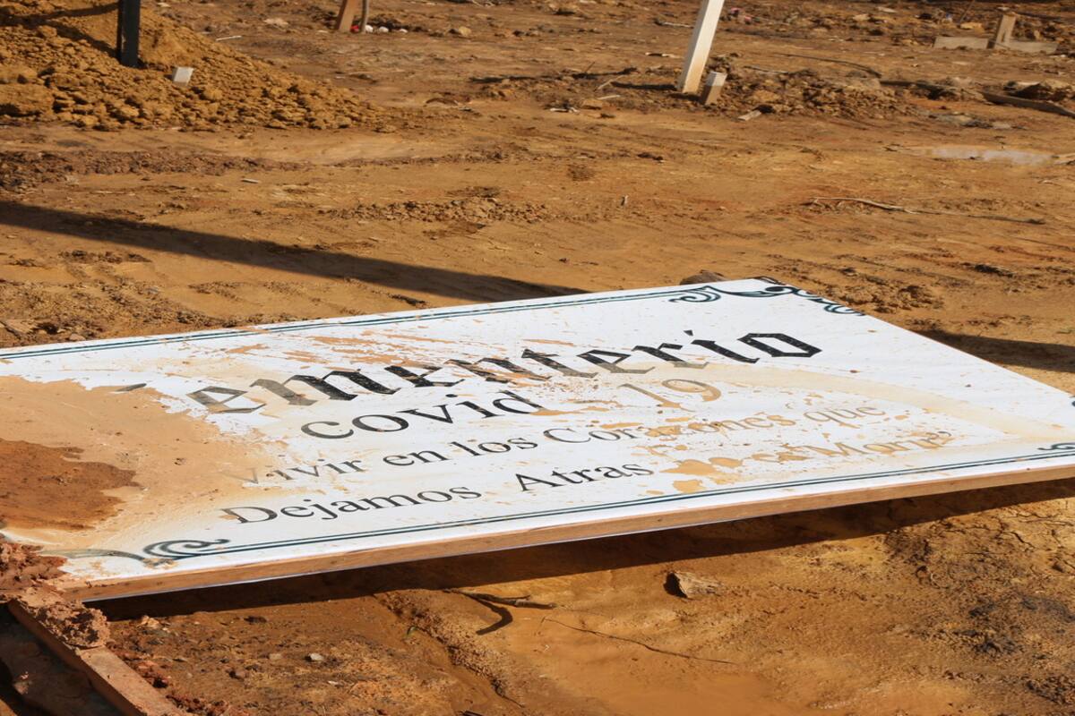 Sin los habituales rituales de despedida fúnebres, sólo algunos de sus familiares pudieron acompañar al escultor José Ignacio Morales, quien murió el pasado 14 de abril por Covid-19. Crédito: Orlando Barría