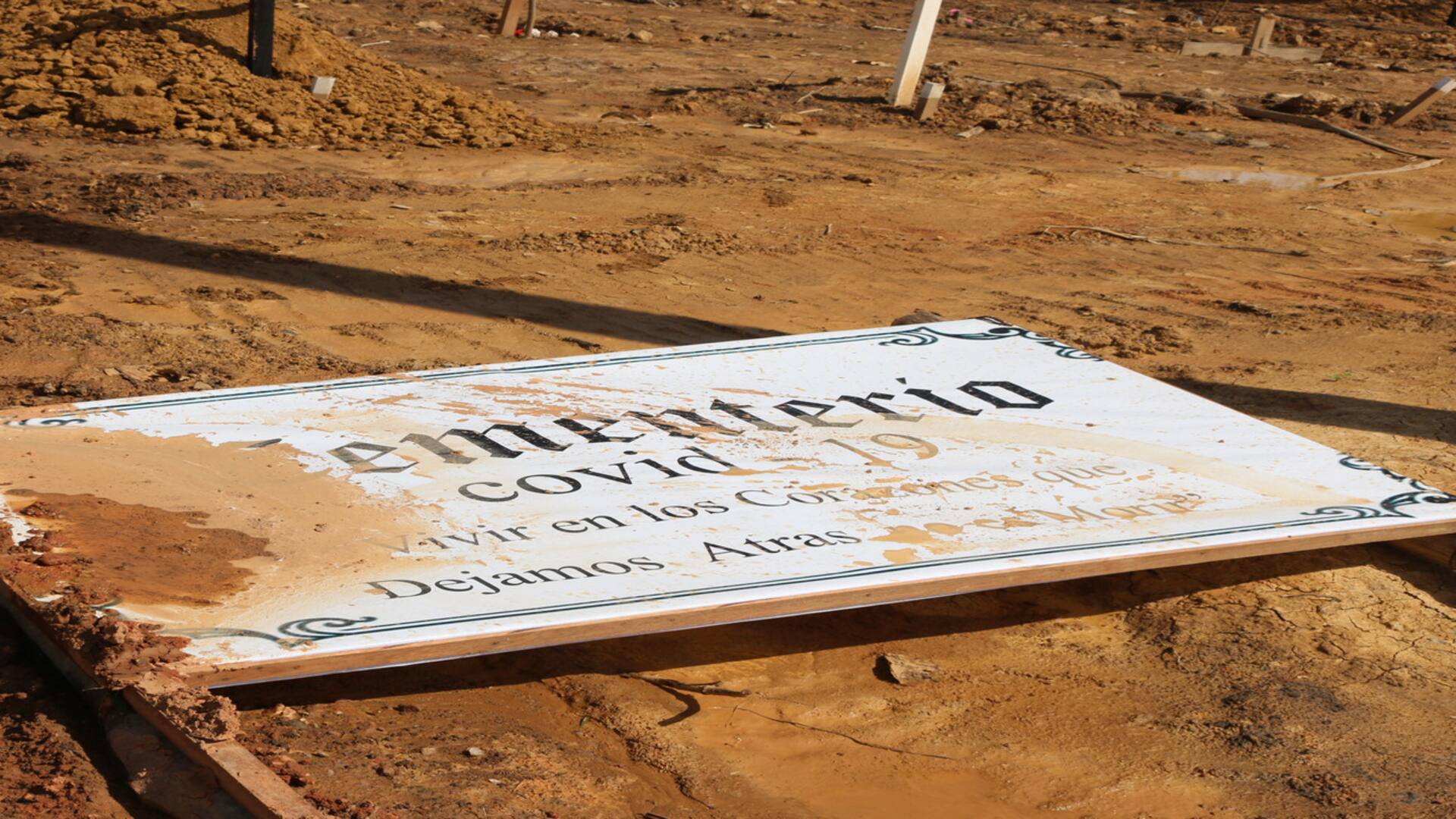 Sin los habituales rituales de despedida fúnebres, sólo algunos de sus familiares pudieron acompañar al escultor José Ignacio Morales, quien murió el pasado 14 de abril por Covid-19. Crédito: Orlando Barría